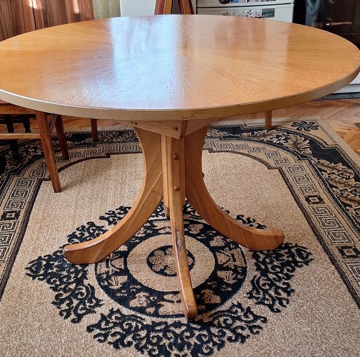 Масивна кръгла трапезна маса