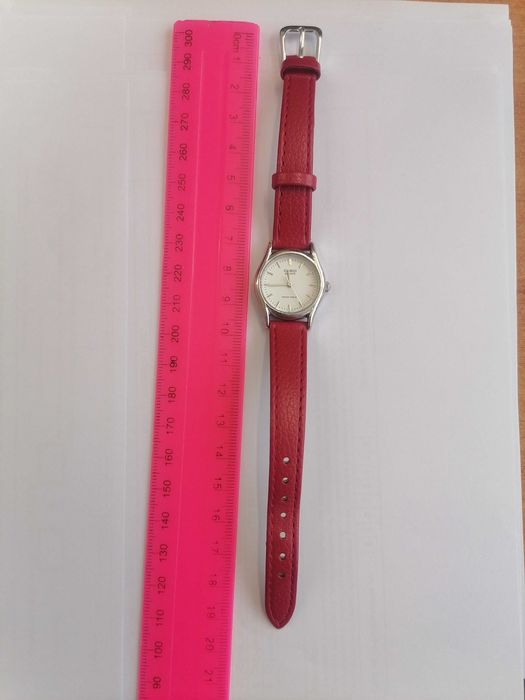 Като нов дамски часовник Casio, каишка естествена кожа.