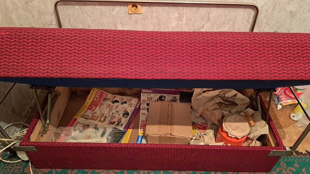 Диван с място за нареждане