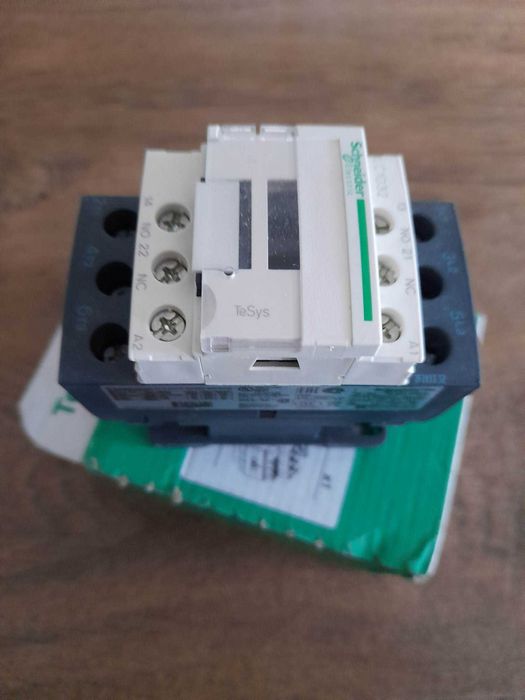 contactor Schneider 380v/32A, comanda la 48V