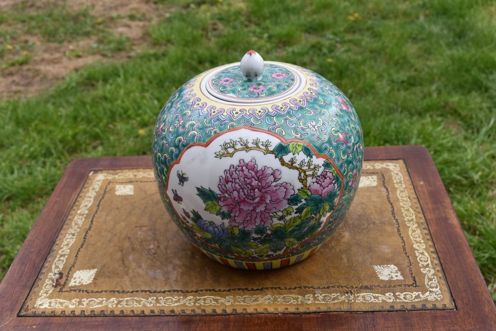 Порцеланова китайска ваза от 1945