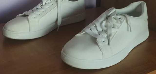 Чисто бели маратонки