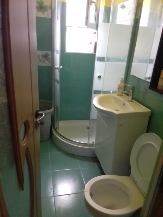 Apartament cu trei camere de vanzare.