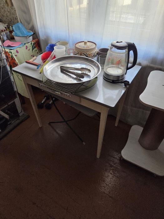 Продам холодильник , столы