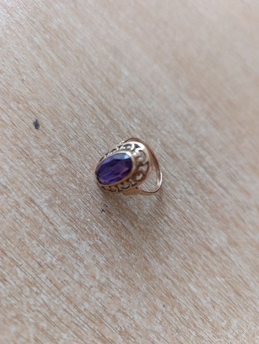 Тилла узук сотилади