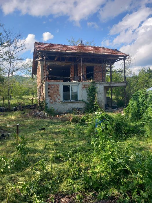 Продавам вила с масивна стопанска сграда на 7 км от Казанлък