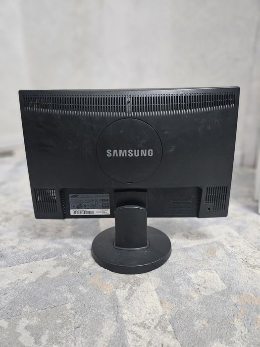 Монитор Samsung не большой
