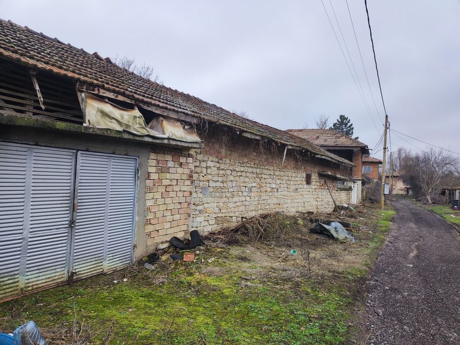 Къща и стопански постройки с гараж