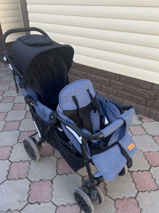 Продаю коляску с двумы сиденьями