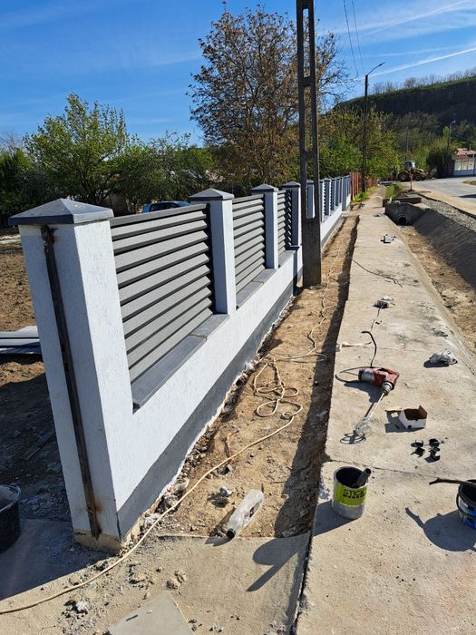 Construim garduri și porți exact după cerințele dumneavoastră (cu sau fără stâlpi de beton), cu fundație (sau fără fundație la cerere), la dimensiuni