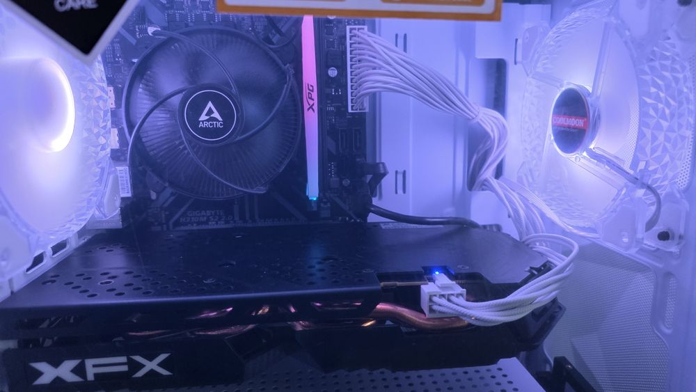 PC Gaming complet Alb RGB - i3 9100F, RX 580 8GB, 16GB RAM + Cadou Tastatură și Mouse