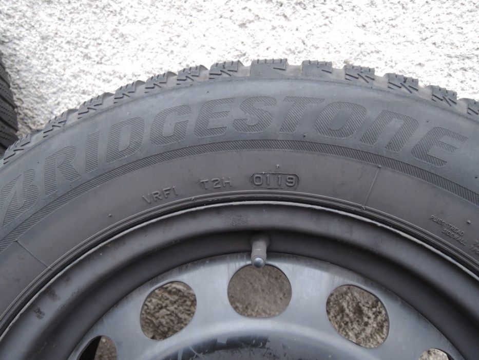 Roti jante cu anvelope Bridgestone de iarna 215/60R16