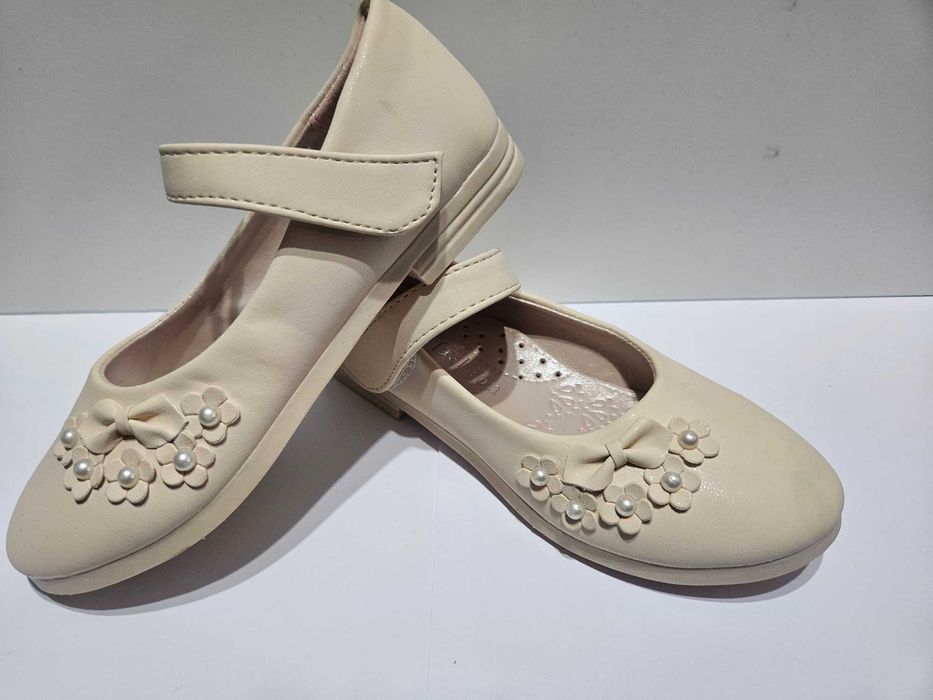 Кремави детски обувки с перлички и цветчета