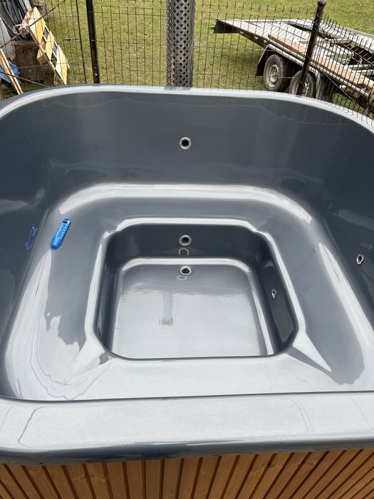 Ciubar Jacuzzi patrat