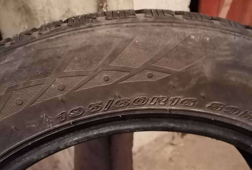 Продавам 2 броя зимни гуми 195.60.16 на 1 сезон дот 2019 Nexen