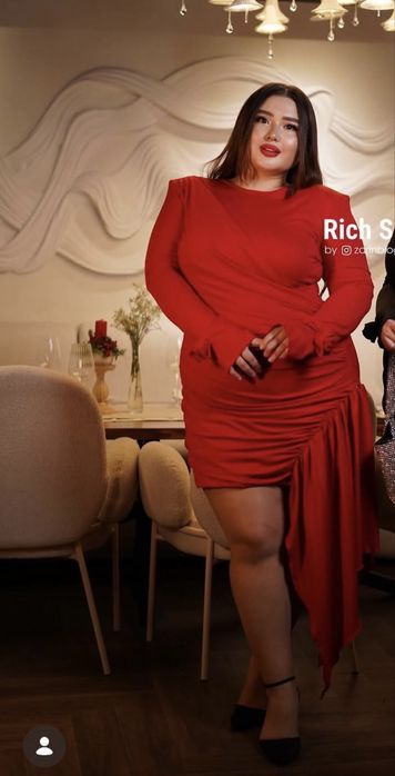 Платье вечернее , красное