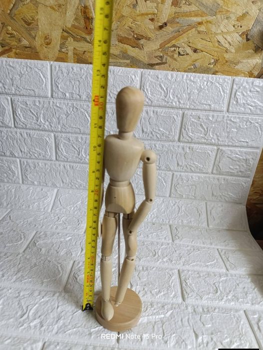 Стар дървен манекен