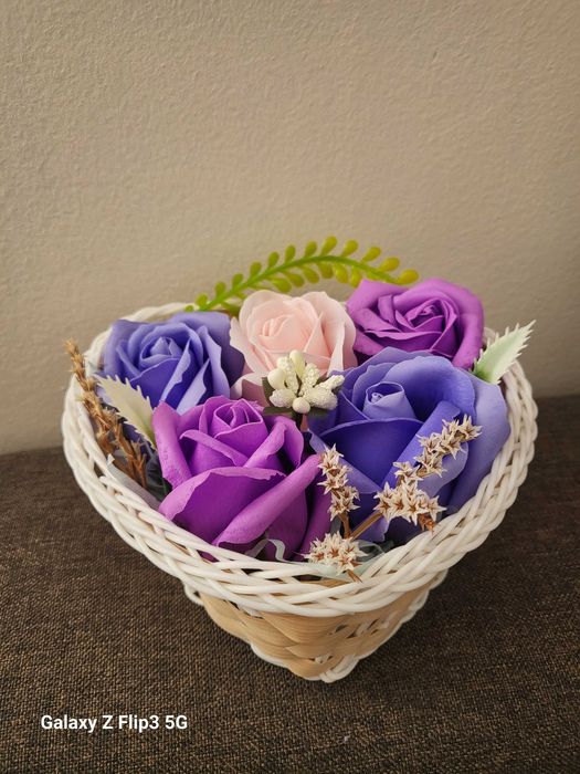 Кутии, кошнички и кашпи с рози от пластичен сапун