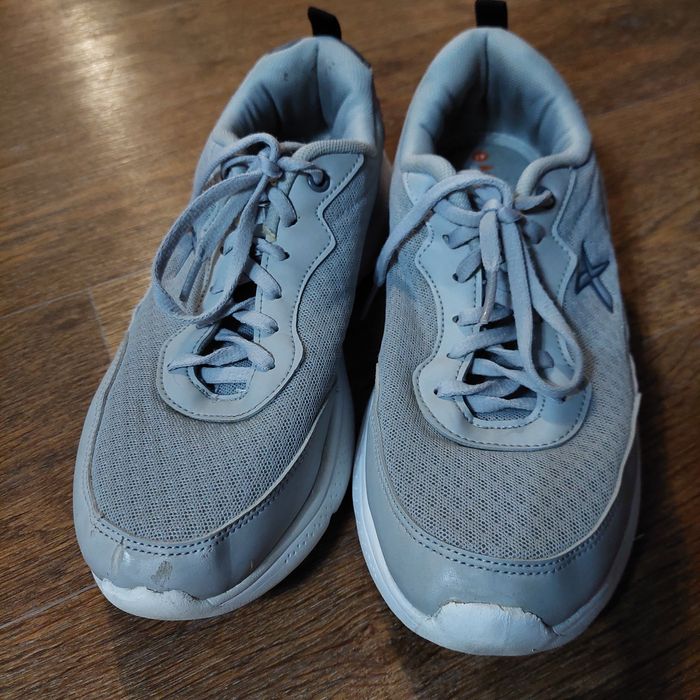 Продам кроссовки 40р