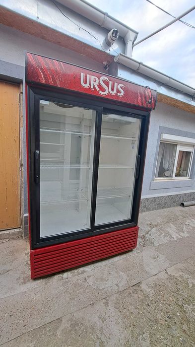 Vând vitrină frigorifică, potrivită pentru terasă, magazin, bar sau restaurant.