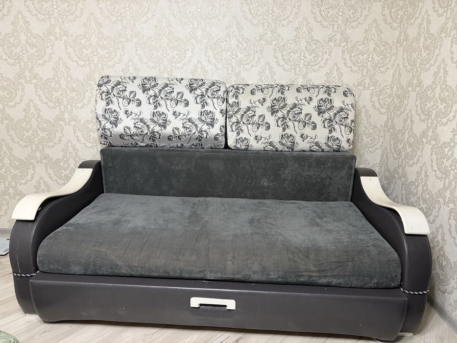 Диван в хорошем состоянии