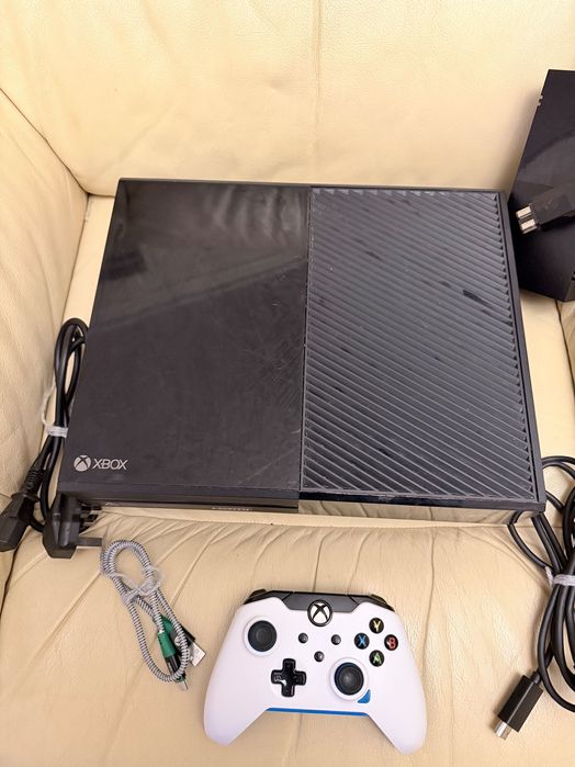 Xbox One черен +контролер+игра