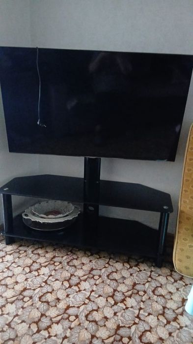 Продам телевизор рабочий с тумбой