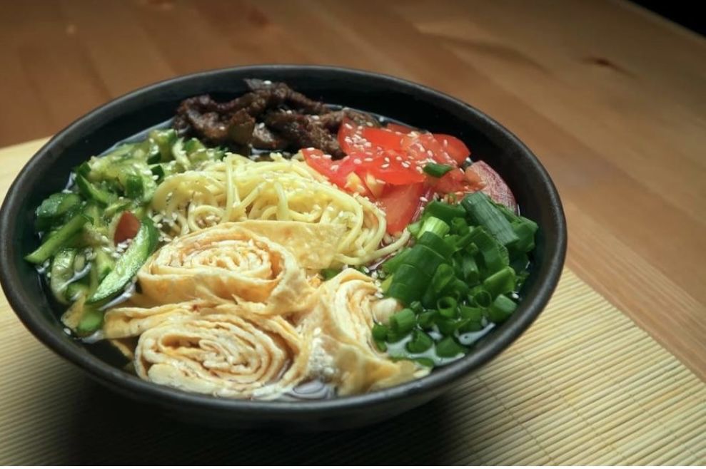 Бульон для кукси. Кукси мури. Кукси мури. Корейский холодный суп кукси. Кукси.