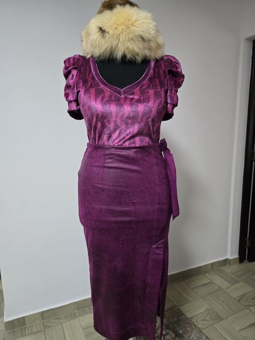 Fusta magenta, din piele întoarsă, cu crăpătura pe picior