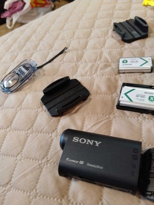 Екшън камера Sony  със много допълнителни екстри