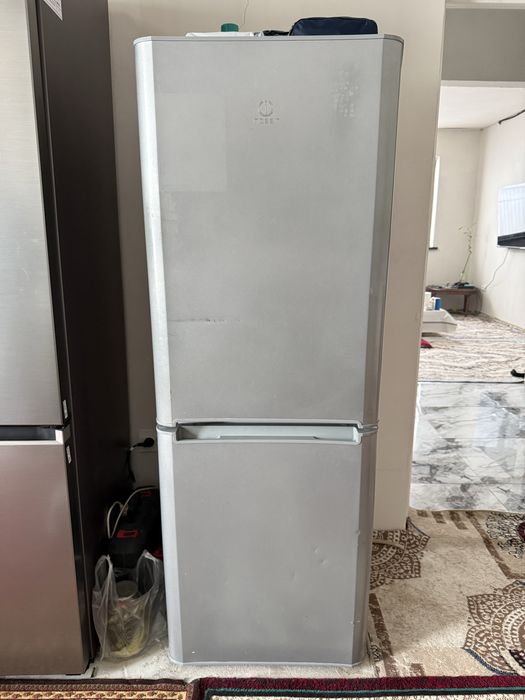 Холодильник indesit 299л.