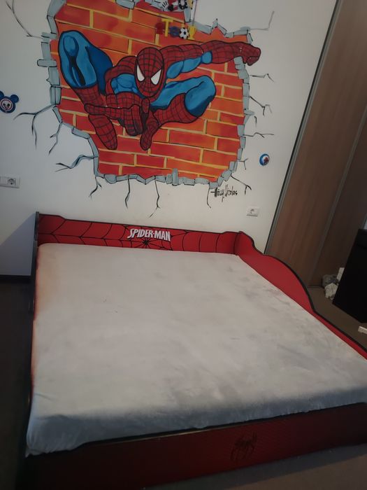 Pat masina Spider-Man, dimensiuni 160×160 cu saltea din spuma inclusa