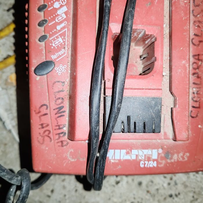 Hilti cu acumulator  și încărcător,