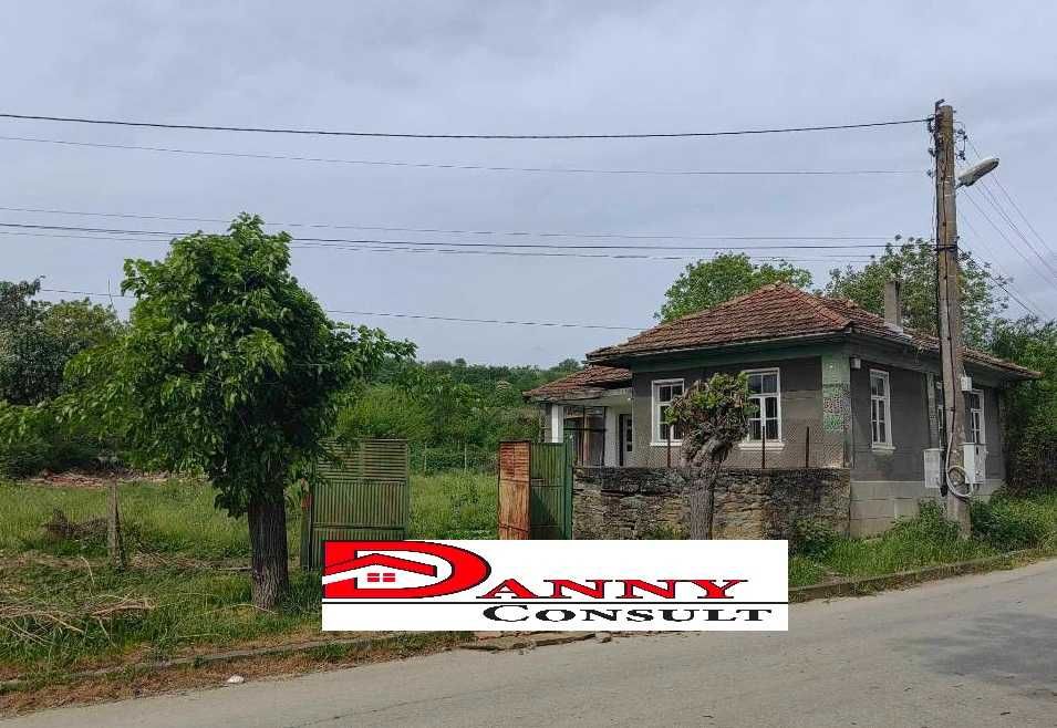 Едноетажна къща за продажба в с. Родина