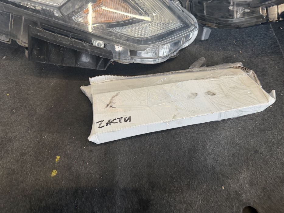 Комплект Фарове за NISSAN QASHQAI II J11 2014 - 2017 година Забележки