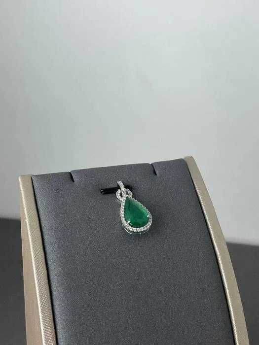 Золотой кулон с бриллиантами и изумрудом