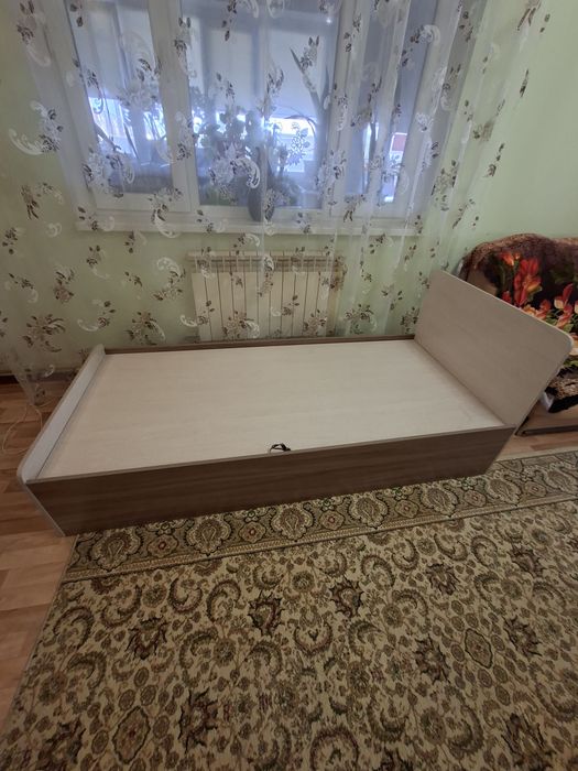 Односпальная кровать с матрасом