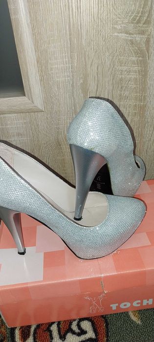 Обувки на висок ток