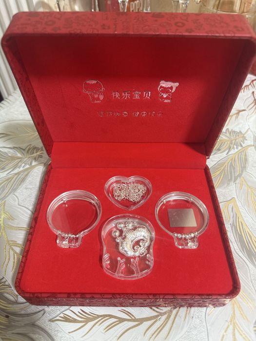 Продаю новый детский серебряный набор в подарочной коробке.