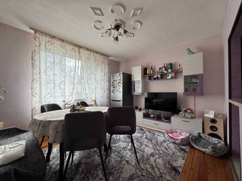 два самостоятелни етажа с гараж и двор