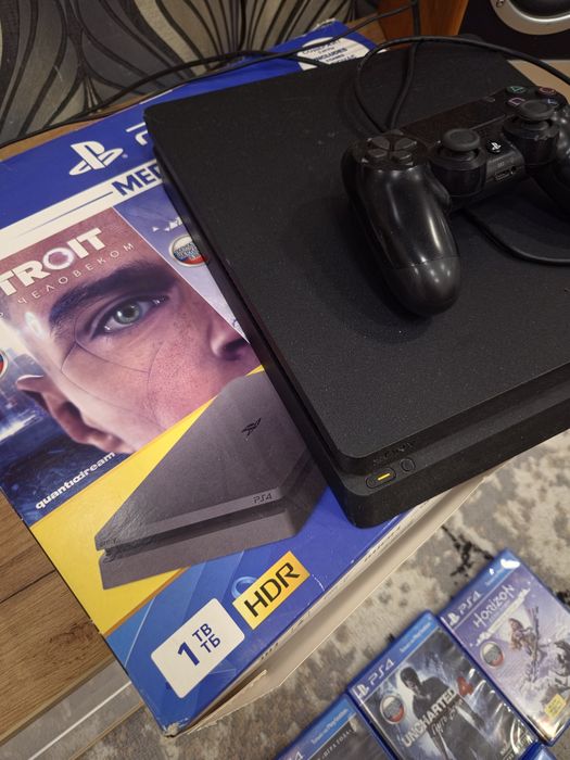 Продам игровую приставку Sony PS4
