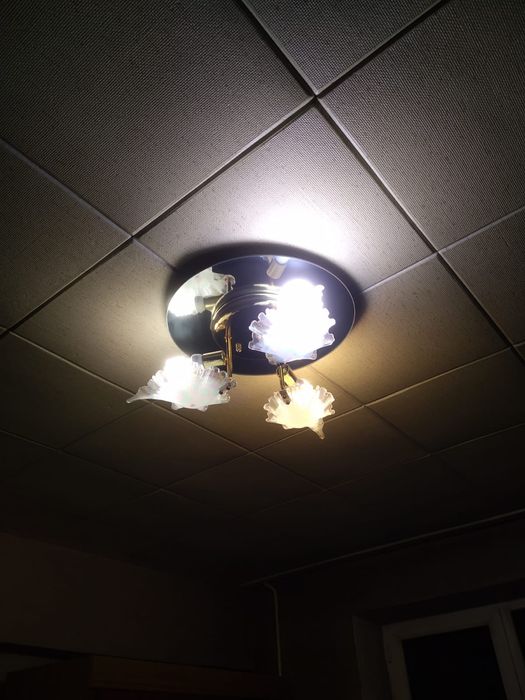 Срочно продам люстру