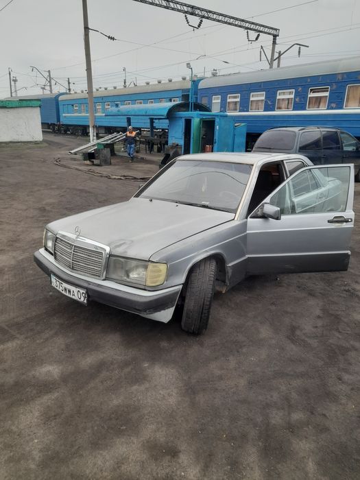 Продается мерседес 190. На полном ходу