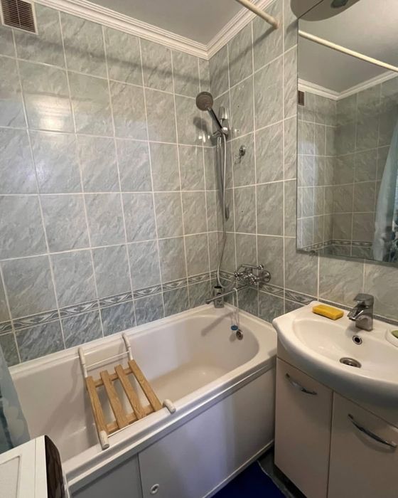 Продам 2-х, Сатпаева 23 1995 г п  1 эт