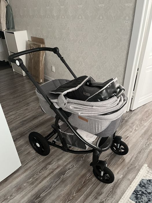 Детская прогулочная коляска