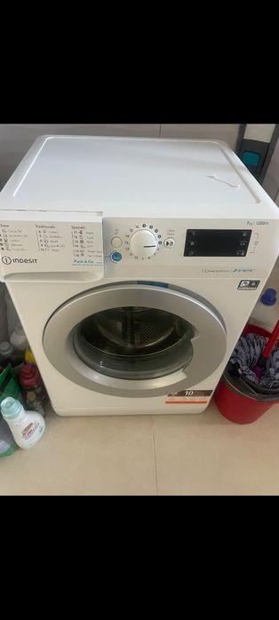 Vând mașină de spălat Indesit
