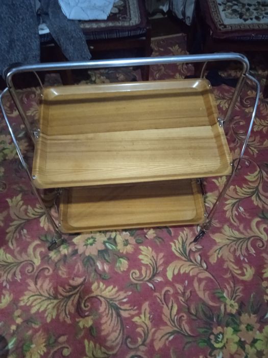 Продам столик сервированный складной на колесах.