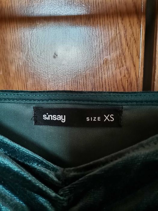 Rochiță verde pe umeri