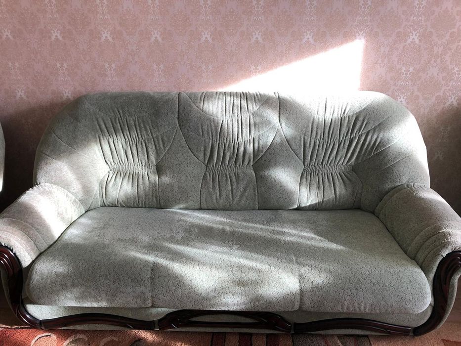 Диван с двумя креслами