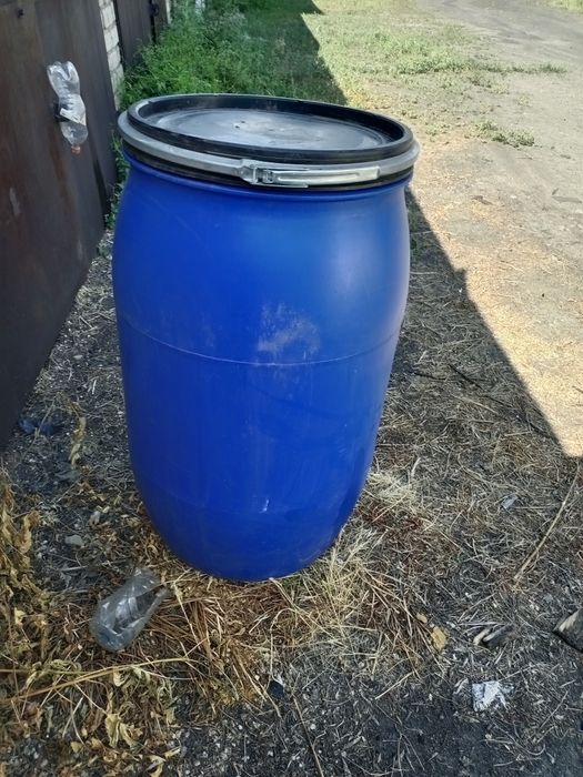 Продам пластмассовую бочку